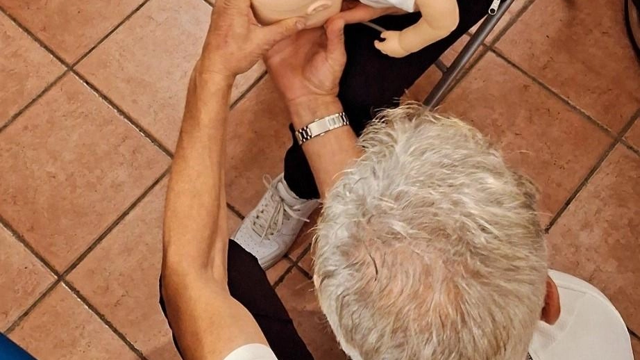 La Croce Bianca di Foligno promuove corsi di formazione sulla disostruzione pediatrica e rianimazione cardiopolmonare, coinvolgendo genitori ed educatori per prevenire incidenti tragici. La Croce Bianca di Foligno promuove corsi di formazione sulla disostruzione pediatrica e rianimazione cardiopolmonare, coinvolgendo genitori ed educatori per prevenire incidenti tragici.