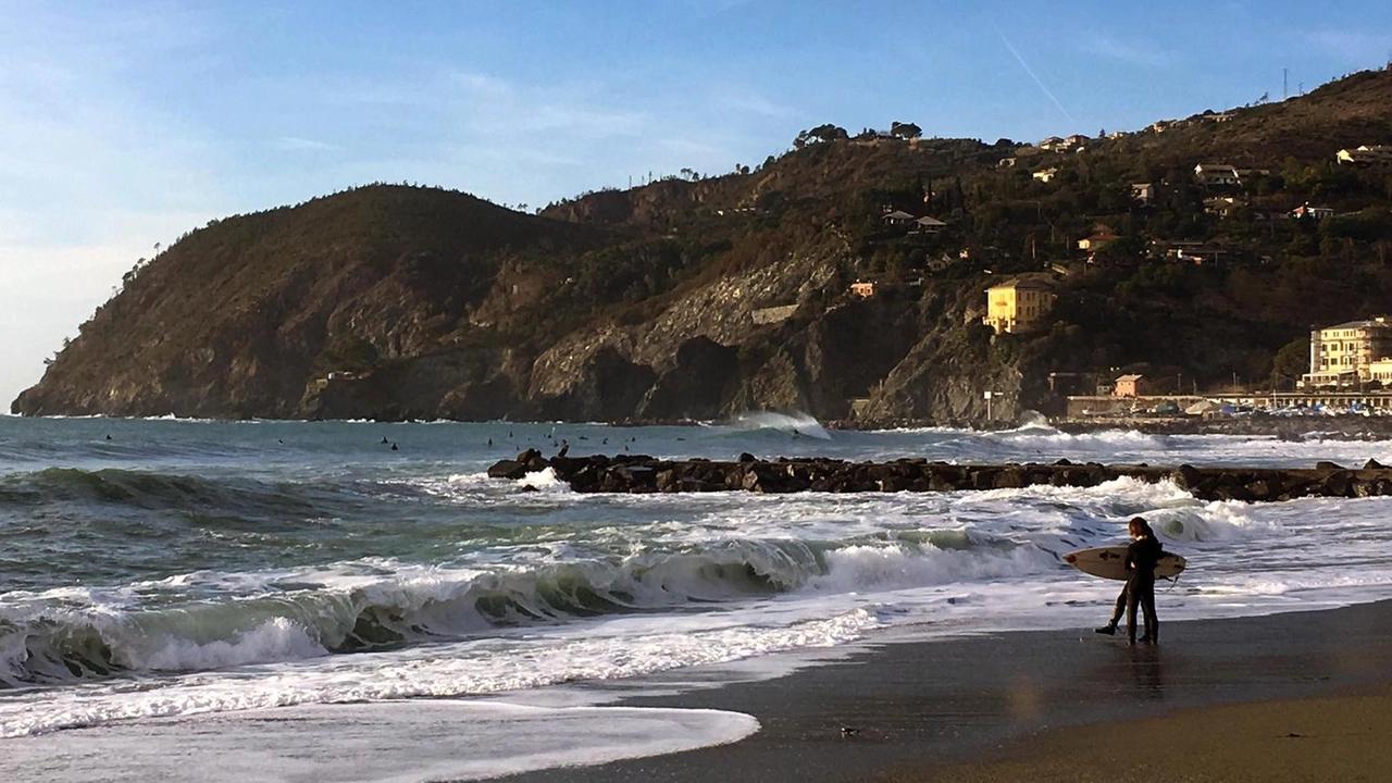 Il mare di Levanto è una meta degli appassionati di surf (foto d’archivio) Il mare di Levanto è una meta degli appassionati di surf (foto d’archivio)