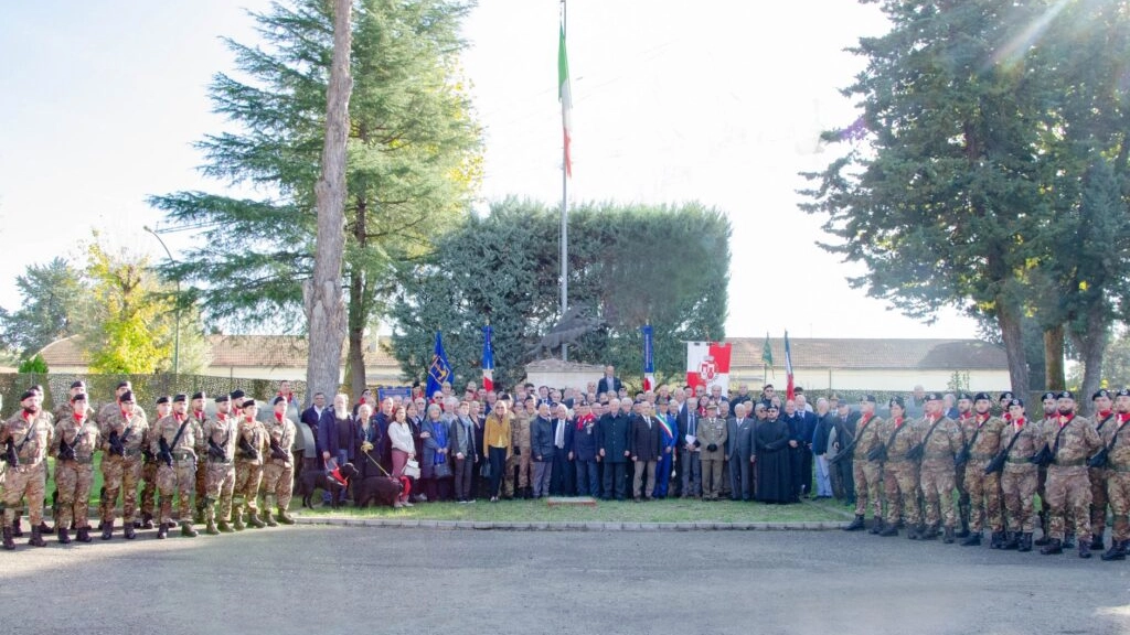 I veterani dei Lupi di Toscana posano davanti al monumento del reggimento alla Perotti I veterani dei Lupi di Toscana posano davanti al monumento del reggimento alla Perotti