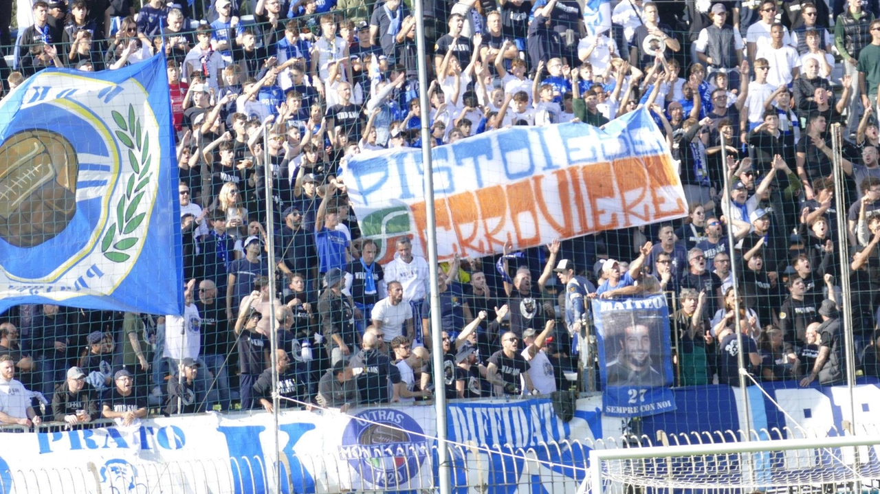 La curva dei tifosi biancazzurri: grande tifo e incitamento