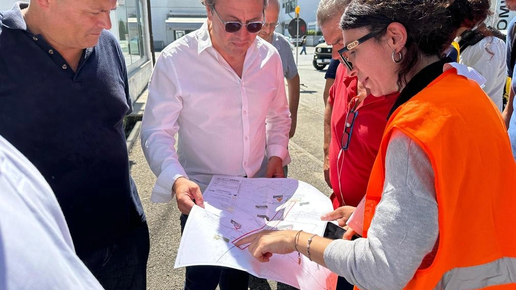 Il sindaco Romiti e il presidente di Publiacqua. Perini il giorno dell’apertura del cantiere, a luglio. 2024 Il sindaco Romiti e il presidente di Publiacqua. Perini il giorno dell’apertura del cantiere, a luglio. 2024