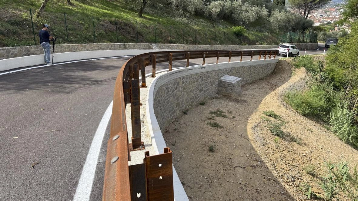 Via libera al transito nell’area che era stata interessata da due frane nel 2000 e nel 2013. Sono stati realizzati due nuovi muri di contenimento in corrispondenza dei due dissesti. Via libera al transito nell’area che era stata interessata da due frane nel 2000 e nel 2013. Sono stati realizzati due nuovi muri di contenimento in corrispondenza dei due dissesti.
