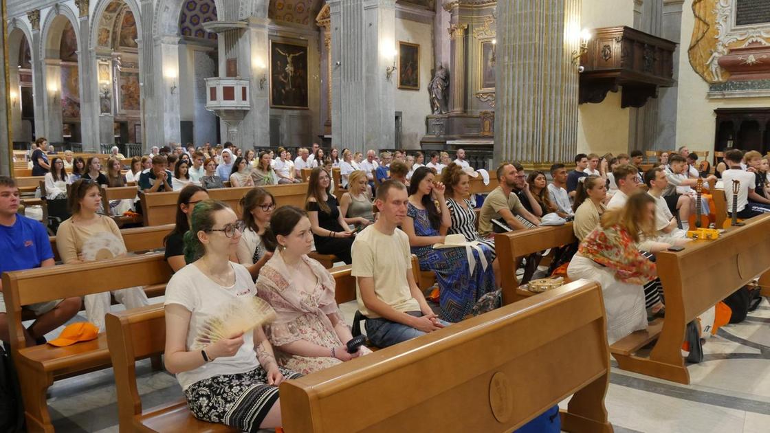 https://www.lanazione.it/image-service/view/acePublic/alias/contentid/MTc5Y2ExMGItY2U5ZS00/0/giubileo-dei-giovani-130-in-pellegrinaggio.jpeg?f=16:9&w=1200&h=630
