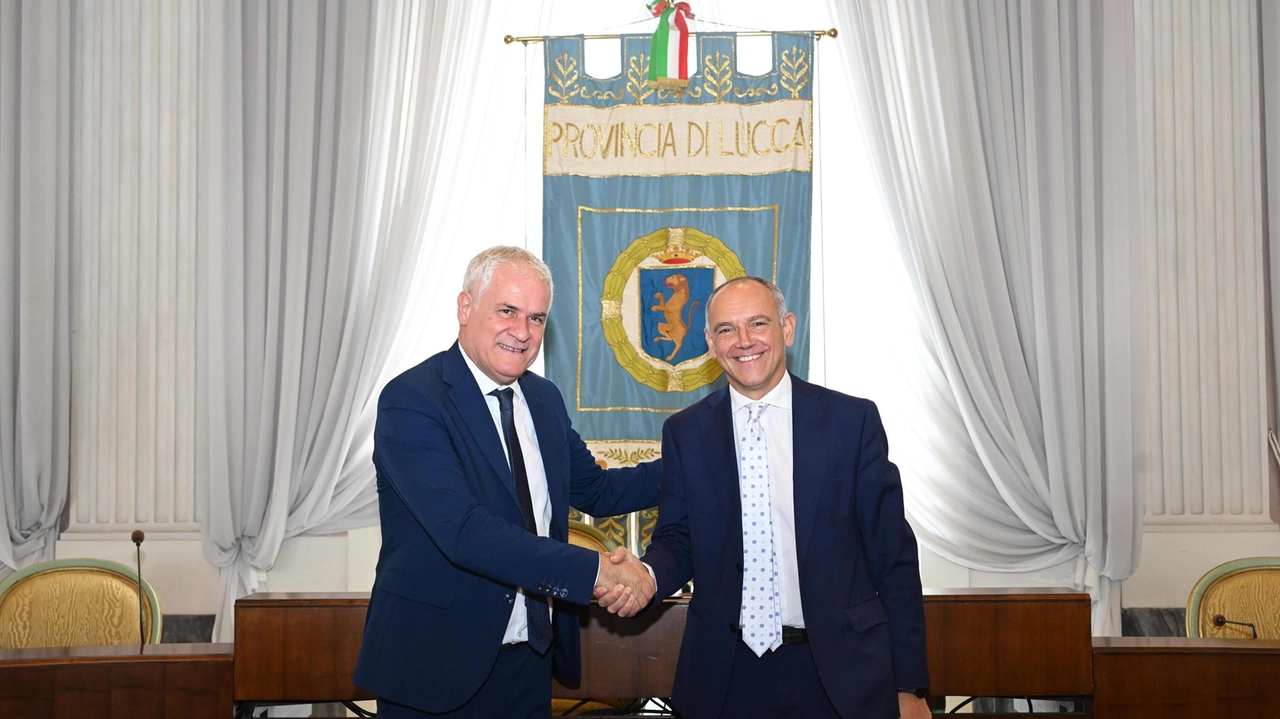 Ieri mattina a Palazzo Ducale il passaggio di consegne con il presidente uscente Menesini "La prima cosa che farò sarà un incontro con tutti i dirigenti e il segretario generale". Ieri mattina a Palazzo Ducale il passaggio di consegne con il presidente uscente Menesini "La prima cosa che farò sarà un incontro con tutti i dirigenti e il segretario generale".