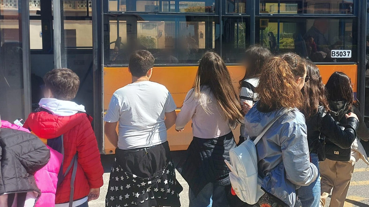 L’anno scolastico inizia con disagi per i bus degli studenti L’anno scolastico inizia con disagi per i bus degli studenti