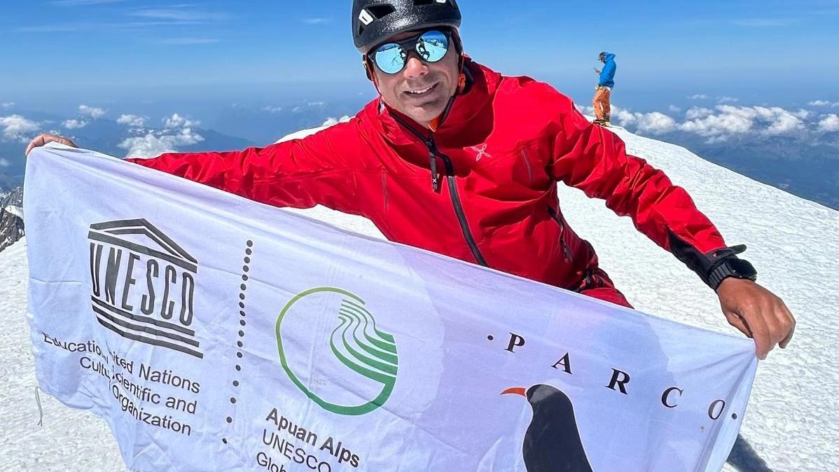 Andrea Gambogi con la bandiera del Parco Alpi Apuane sul Monte Bianco Andrea Gambogi con la bandiera del Parco Alpi Apuane sul Monte Bianco