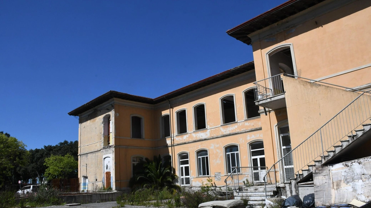 La scuola elementare ’Giromini’ al Marina interessata da oltre dieci anni da un cantiere mai partito. Adesso finalmente il via ai lavori La scuola elementare ’Giromini’ al Marina interessata da oltre dieci anni da un cantiere mai partito. Adesso finalmente il via ai lavori