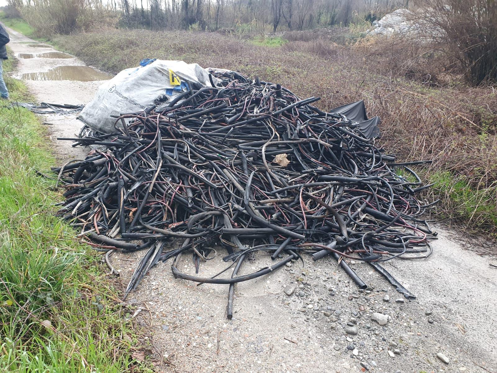 sei metri cubi di guaine di cavi elettrici e sfalci abbandonati in campagna da Lanazione.it sei metri cubi di guaine di cavi elettrici e sfalci abbandonati in campagna