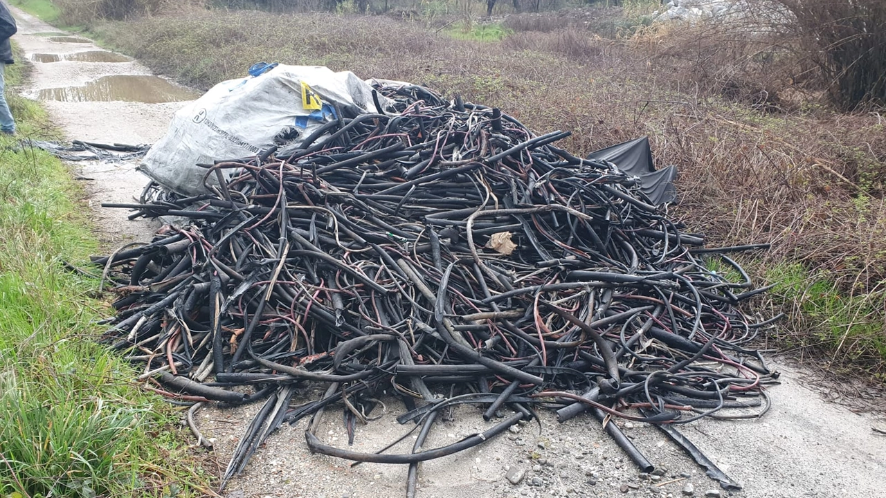 Le guaine di cavi elettrici abbandonate Le guaine di cavi elettrici abbandonate