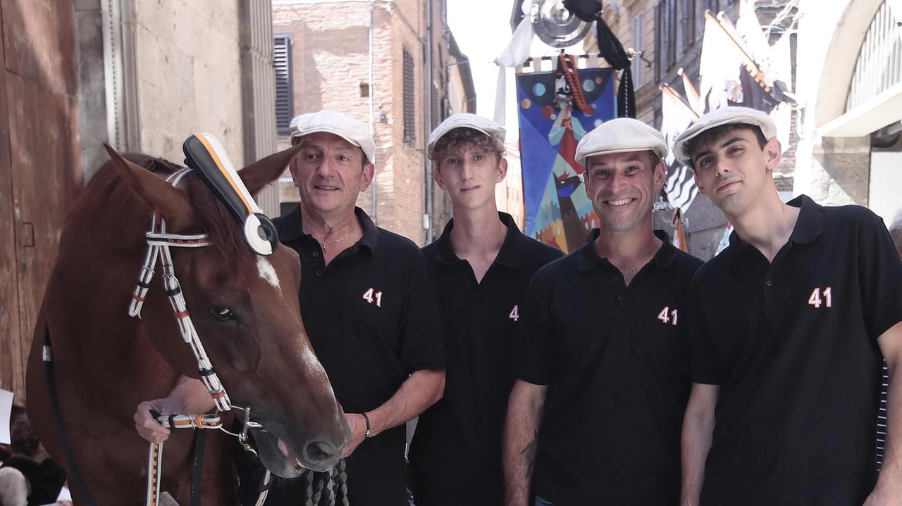 Mille contradaioli vittoriosi hanno sfilato ieri pomeriggio per Siena. Grandi protagonisti Pes e Benitos tornato in città per l’occasione. Mille contradaioli vittoriosi hanno sfilato ieri pomeriggio per Siena. Grandi protagonisti Pes e Benitos tornato in città per l’occasione.