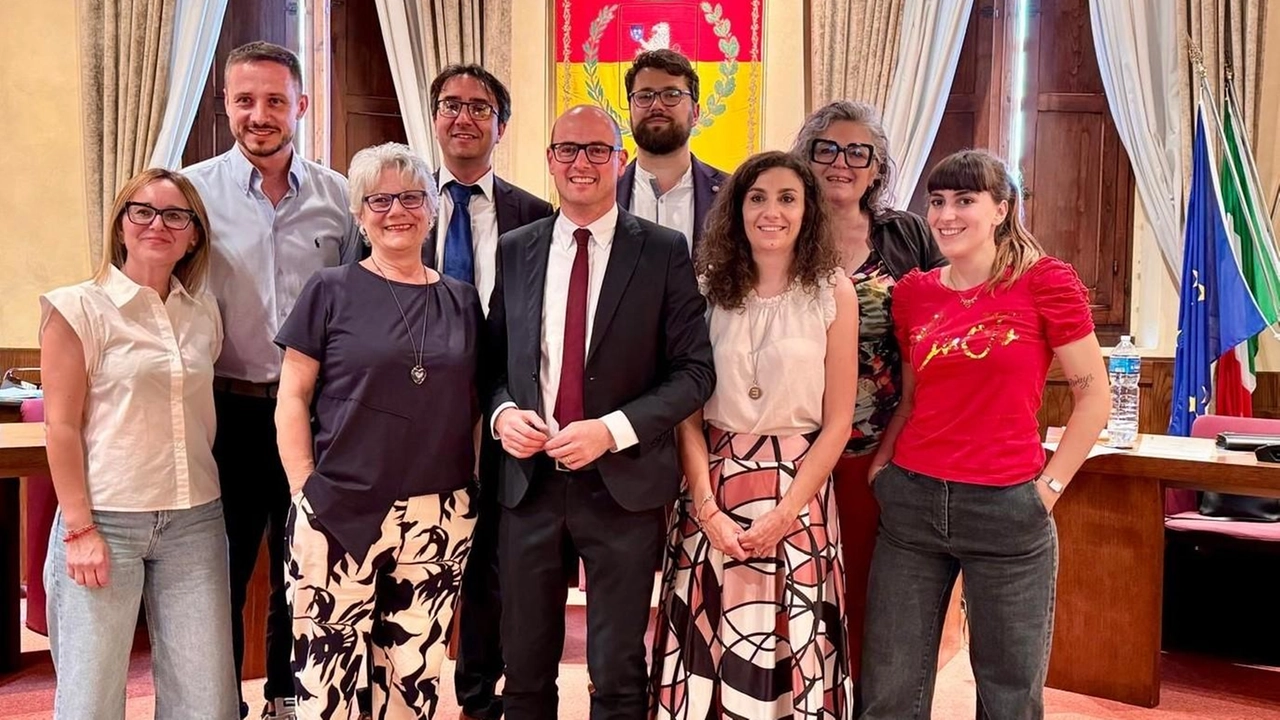 Il sindaco Andrea Marrucci con i consiglieri di Centrosinistra Civico Il sindaco Andrea Marrucci con i consiglieri di Centrosinistra Civico