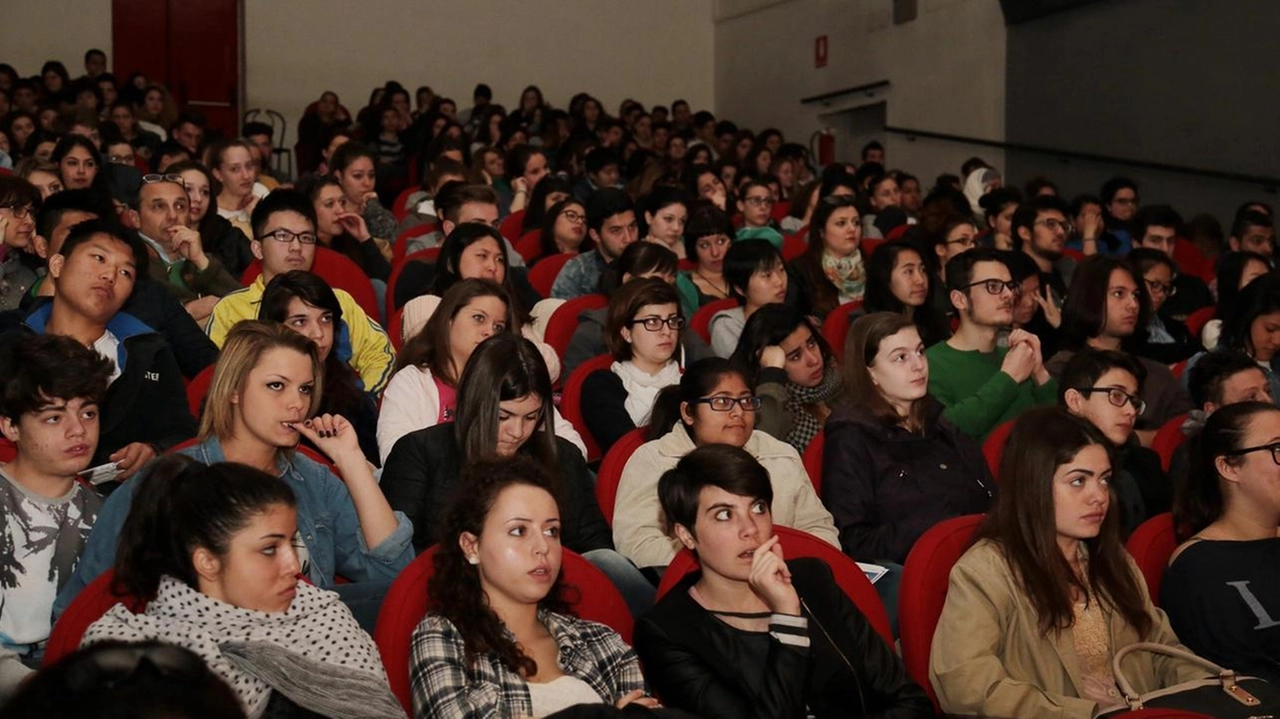 I docenti di Unifi: "La città e i giovani non devono essere privati della sala. Ha un ruolo fondamentale nella vita culturale metropolitana". I docenti di Unifi: "La città e i giovani non devono essere privati della sala. Ha un ruolo fondamentale nella vita culturale metropolitana".