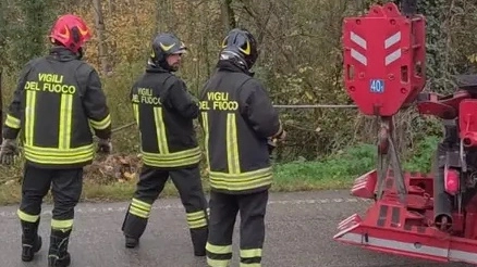 L'intervento dei vigili del fuoco con una squadra di terra. Insieme ai sanitari del 118 sono riusciti a trarre in salvo un escursionista ferito