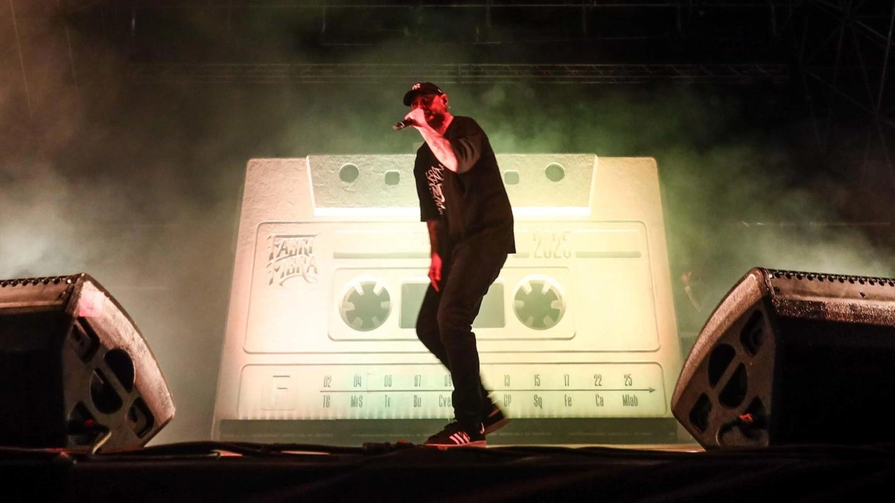 Al concerto di sabato sera, entusiaste sotto il main stage al parco di Serravalle, c’erano quattromila persone . Nella folla è spuntato anche il cantautore Francesco Gabbani. Al concerto di sabato sera, entusiaste sotto il main stage al parco di Serravalle, c’erano quattromila persone . Nella folla è spuntato anche il cantautore Francesco Gabbani.