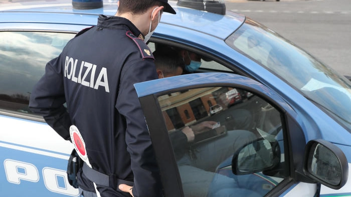 Sul posto è arrivata una pattuglia della squadra volante della Polizia (foto repertorio) Sul posto è arrivata una pattuglia della squadra volante della Polizia (foto repertorio)