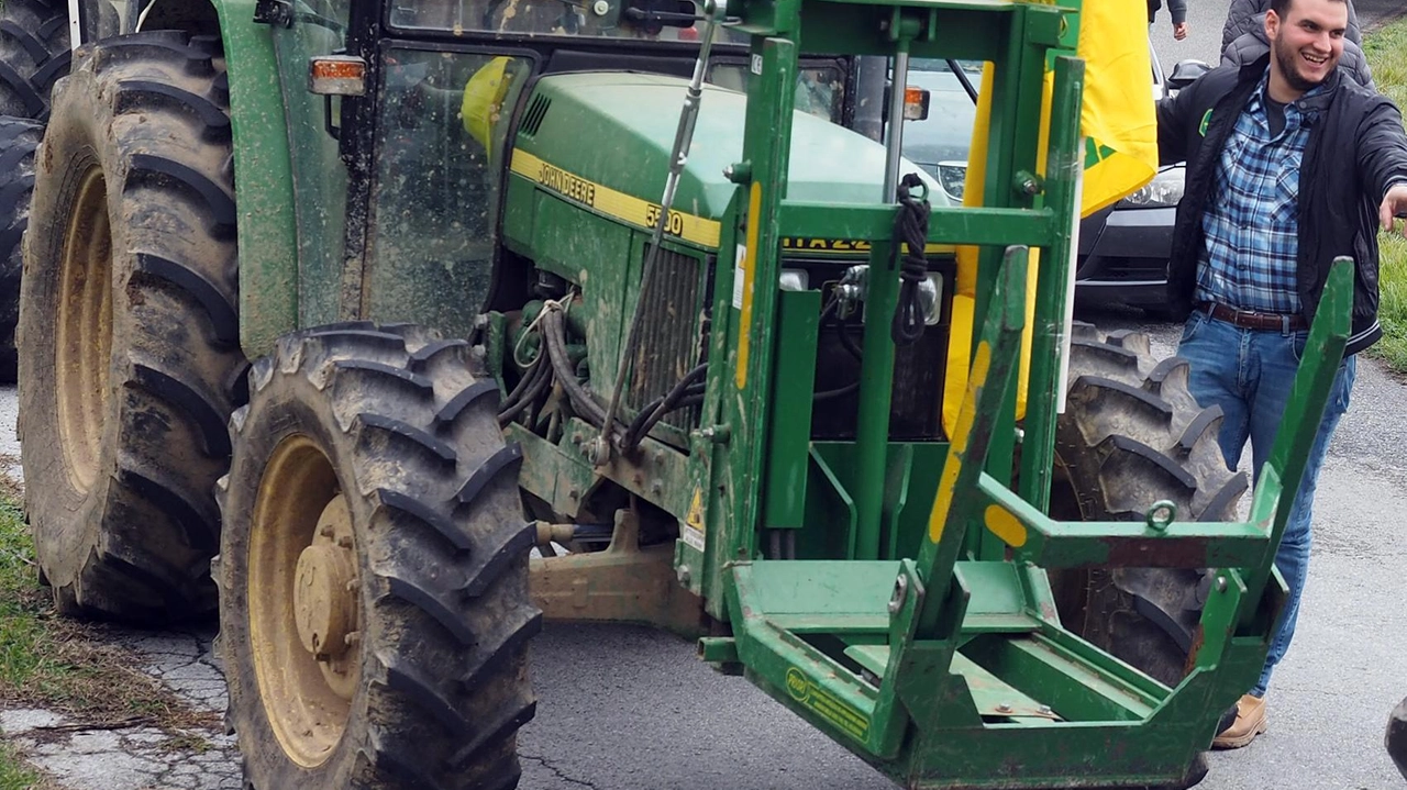 La Giornata del Ringraziamento di Coldiretti a Massa: celebrazione con Santa Messa e sfilata dei trattori per ringraziare per il raccolto e sensibilizzare sull'impatto dei cambiamenti climatici sull'agricoltura. La Giornata del Ringraziamento di Coldiretti a Massa: celebrazione con Santa Messa e sfilata dei trattori per ringraziare per il raccolto e sensibilizzare sull'impatto dei cambiamenti climatici sull'agricoltura.