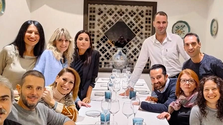 Ex compagni di classe della scuola media si riuniscono dopo 31 anni per una cena storica a Umbertide. Emozioni e ricordi di un legame che dura nel tempo. Ex compagni di classe della scuola media si riuniscono dopo 31 anni per una cena storica a Umbertide. Emozioni e ricordi di un legame che dura nel tempo.