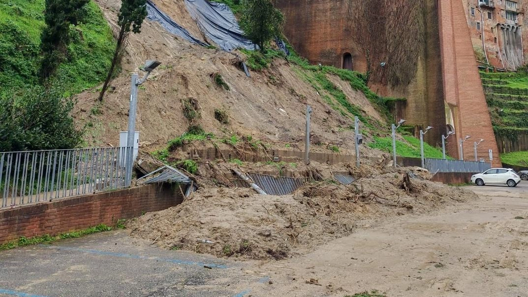L’area di sosta di Fonti alle Fate invasa dallo smottamento del crinale a fianco del Bastione