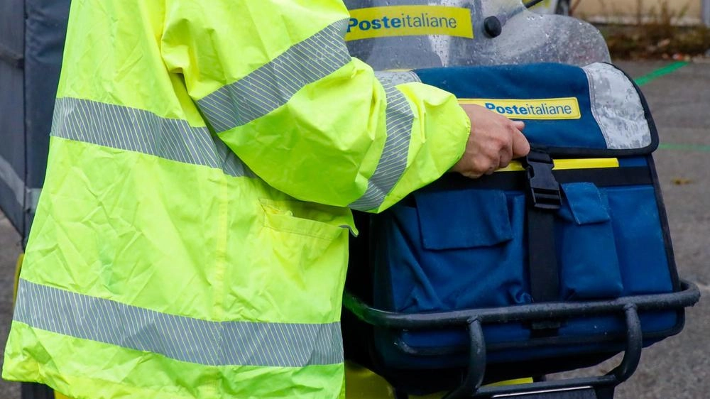Consegne di lettere e pacchi non garantiti il prossimo 3 giugno. "Rischio esuberi tra i postini" "Mentre nei 128 uffici presenti nella provincia di Lucca, c’è una carenza di almeno 35-40 operatori". Consegne di lettere e pacchi non garantiti il prossimo 3 giugno. "Rischio esuberi tra i postini" "Mentre nei 128 uffici presenti nella provincia di Lucca, c’è una carenza di almeno 35-40 operatori".