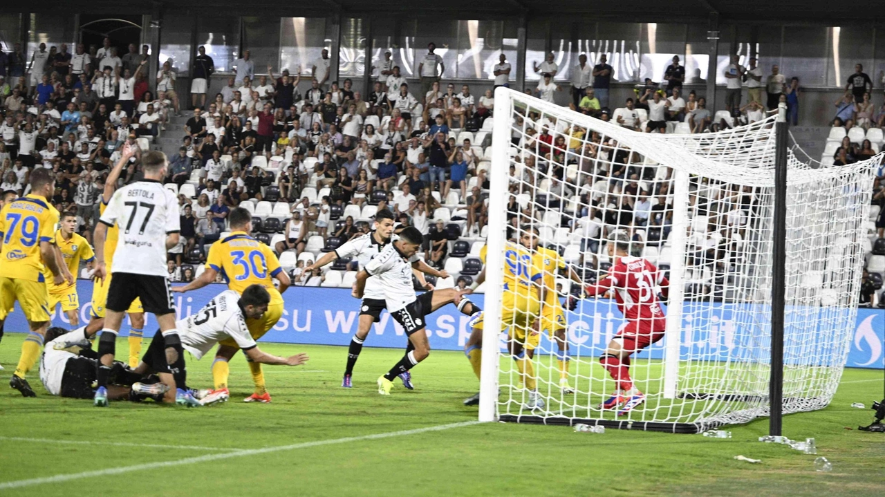 Aurelio mette a segno il gol decisivo per la vittoria dello Spezia sul Frosinone nel match giocato al Picco ad agosto 2024 Aurelio mette a segno il gol decisivo per la vittoria dello Spezia sul Frosinone nel match giocato al Picco ad agosto 2024