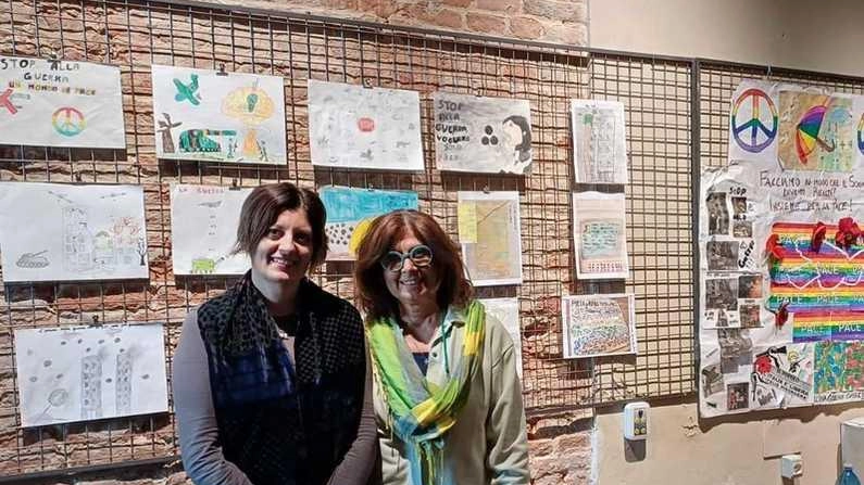 Le curatrici della mostra Alice Tavoni e Maria Cioni davanti ad alcuni disegni esposti Le curatrici della mostra Alice Tavoni e Maria Cioni davanti ad alcuni disegni esposti