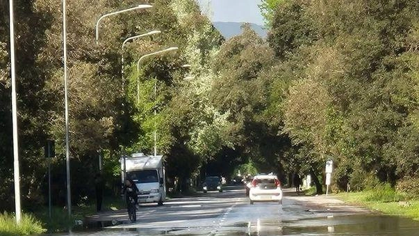 Gli allagamenti mostruosi sul viale Kennedy a Torre del Lago creano non poche difficoltà ogni volta che piove