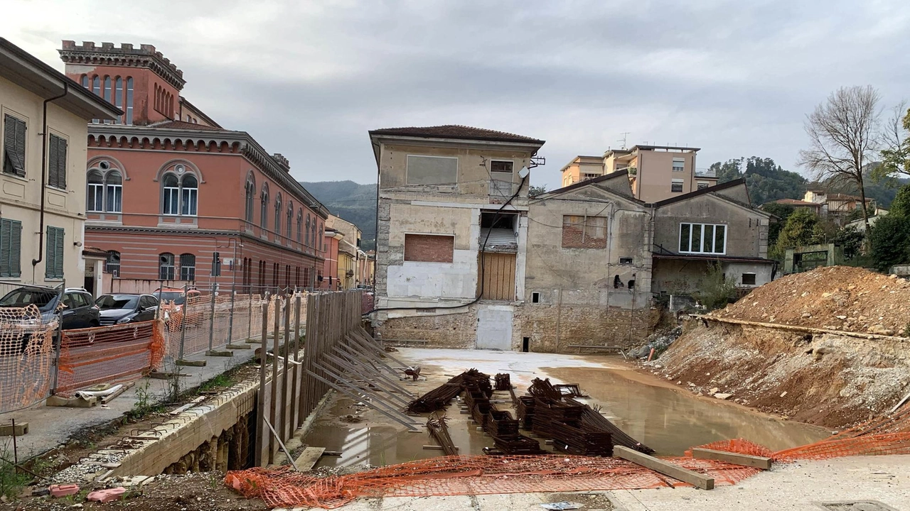 Lo stato attuale del cantiere dove prima c’era la scuola del marmo Tacca, adesso abbattuta per dare modo agli operai di costruire un edificio completamente nuovo Lo stato attuale del cantiere dove prima c’era la scuola del marmo Tacca, adesso abbattuta per dare modo agli operai di costruire un edificio completamente nuovo
