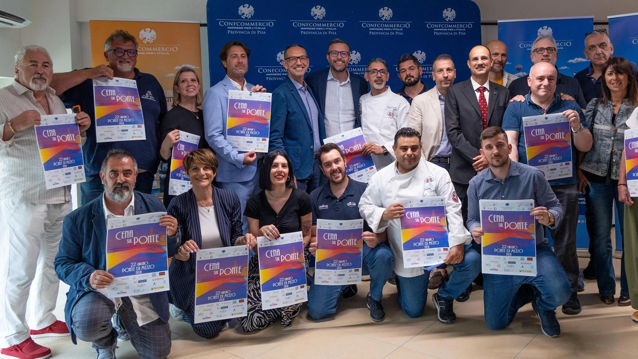 Foto di gruppo nella sede di ConfCommercio, con. tutti i protagonisti Foto di gruppo nella sede di ConfCommercio, con. tutti i protagonisti
