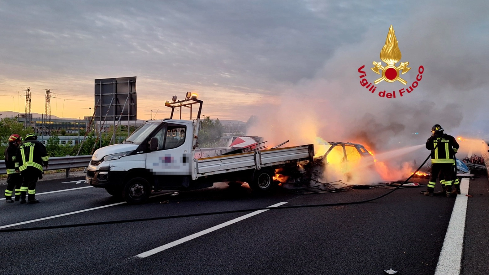 Incidente fra auto e furgone in A1 al km 284 (Foto Vigili del fuoco)