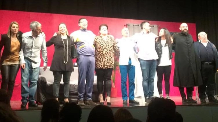 Torna in scena al Teatro dei Risorti di Buonconvento la compagnia ‘pernientestabile’, tutta composta da attori e attrici del paese.... Torna in scena al Teatro dei Risorti di Buonconvento la compagnia ‘pernientestabile’, tutta composta da attori e attrici del paese....