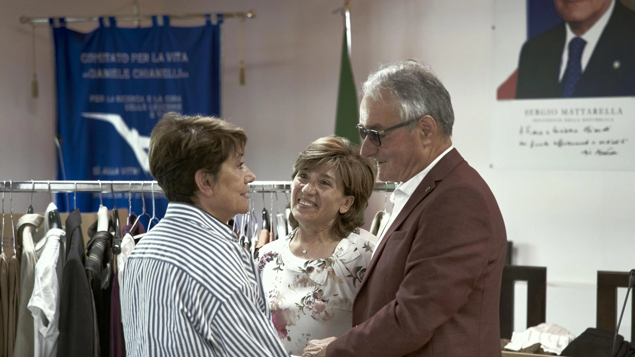 Durante la pandemia, la maison Brunelli Cucinelli ha avviato il progetto di solidarietà "Brunelli Cucinelli for Humanity", donando abiti invenduti al Residence "Daniele Chianelli" per pazienti in cura ambulatoriale. L'iniziativa ha regalato momenti di gioia e spensieratezza, con l'idea di creare una boutique della solidarietà per i malati e i loro familiari. Durante la pandemia, la maison Brunelli Cucinelli ha avviato il progetto di solidarietà "Brunelli Cucinelli for Humanity", donando abiti invenduti al Residence "Daniele Chianelli" per pazienti in cura ambulatoriale. L'iniziativa ha regalato momenti di gioia e spensieratezza, con l'idea di creare una boutique della solidarietà per i malati e i loro familiari.