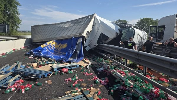 Il tir ribaltato in A1 nel tratto tra Fabro e Orvieto verso Firenze