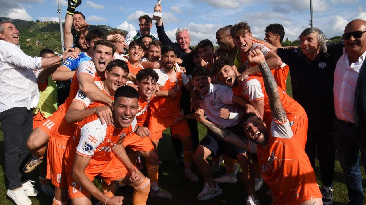 La festa del Seravezza a fine gara, col presidente Lorenzo Vannucci che alza la coppa La festa del Seravezza a fine gara, col presidente Lorenzo Vannucci che alza la coppa