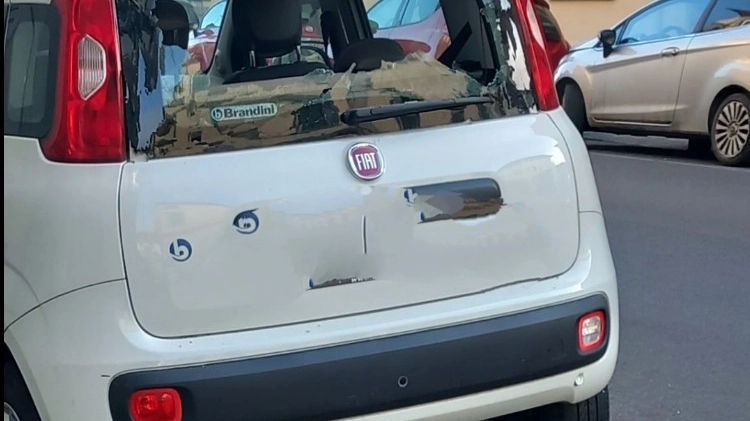 L'auto danneggiata L'auto danneggiata