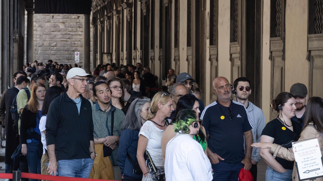 Tutti in coda per entrare agli Uffizi Tutti in coda per entrare agli Uffizi