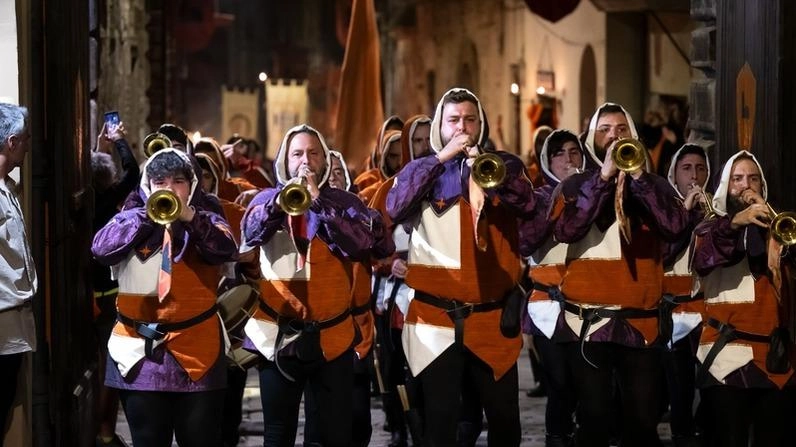 Stasera c’è il sontuoso e spettacolare Corteo storico, domani la sfida tra i cavalieri dei tre Terzieri: così la città torna al Medioevo Stasera c’è il sontuoso e spettacolare Corteo storico, domani la sfida tra i cavalieri dei tre Terzieri: così la città torna al Medioevo