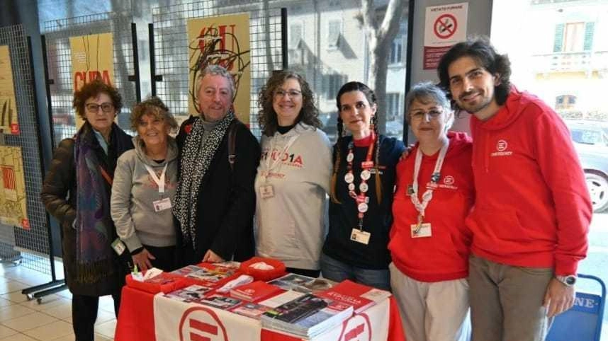 In foto i. volontari di Emergency Pistoia nei locali della Coop di viale Adua In foto i. volontari di Emergency Pistoia nei locali della Coop di viale Adua