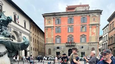 Attivisti di Fridays For Future a Firenze denunciano il ritardo nelle misure per il clima, con una performance simbolica a Piazza Santissima Annunziata. Sottolineano l'urgenza di agire e lanciano un messaggio di speranza. Attivisti di Fridays For Future a Firenze denunciano il ritardo nelle misure per il clima, con una performance simbolica a Piazza Santissima Annunziata. Sottolineano l'urgenza di agire e lanciano un messaggio di speranza.