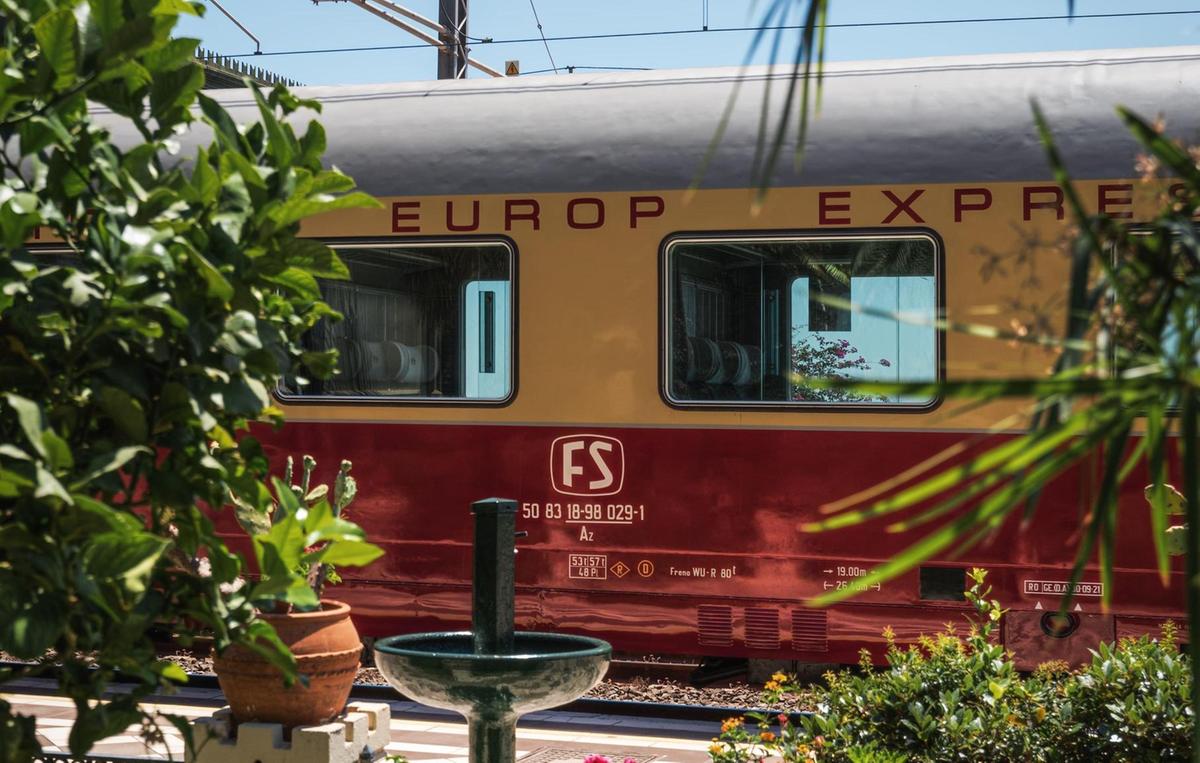 Arriva il treno (turistico) da Roma. Collegamento con le vecchie carrozze Arriva il treno (turistico) da Roma. Collegamento con le vecchie carrozze