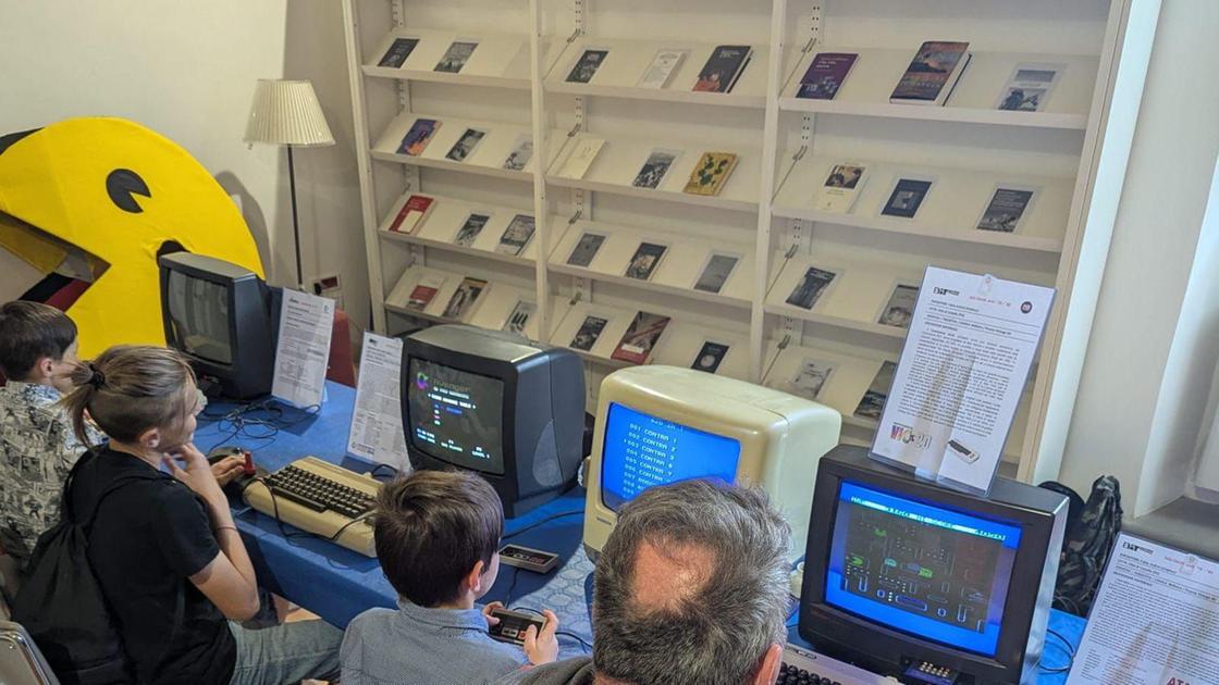 Un computer degli anni ’90 ’dialoga’ con l’intelligenza artificiale