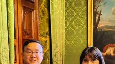 L’ambasciatore cinese Jia Guide e la presidente della Regione, Stefania Proietti L’ambasciatore cinese Jia Guide e la presidente della Regione, Stefania Proietti
