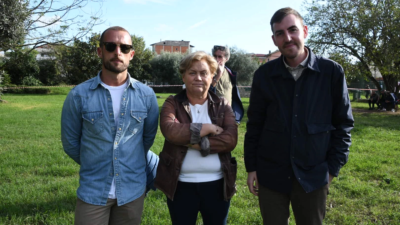 I consiglieri di opposizione Ivo Zaccagna, Dina Dell’Ertole e Daniele Tarantino. In alto, un momento dell’assemblea al Parco degli Ulivi (foto di Paola Nizza) I consiglieri di opposizione Ivo Zaccagna, Dina Dell’Ertole e Daniele Tarantino. In alto, un momento dell’assemblea al Parco degli Ulivi (foto di Paola Nizza)
