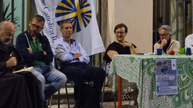 Un momento del dibattito all’istituto Figlie di Gesù a Carrara