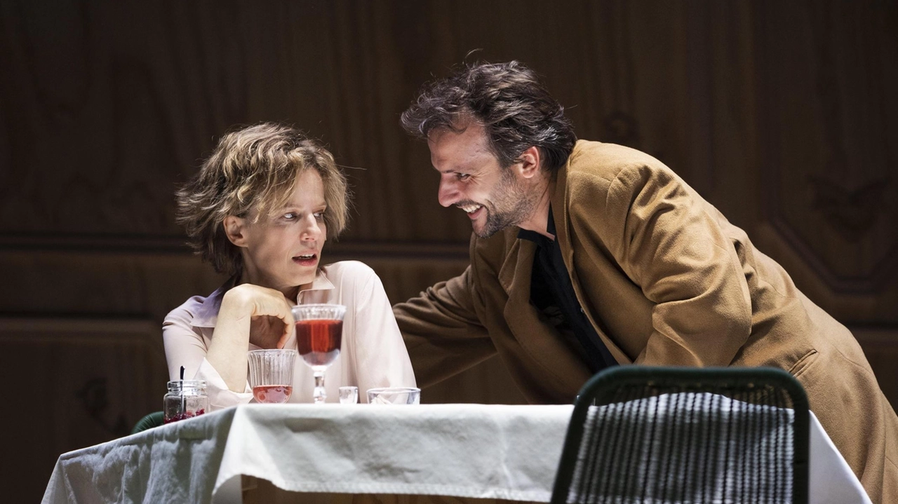 La Locandiera di Goldoni, diretta da Latella, apre la stagione al Teatro Manini di Narni con Sonia Bergamasco nel ruolo di Mirandolina. Una produzione del Teatro Stabile dell’Umbria che si esibirà in importanti teatri italiani. Il regista interpreta il testo come un gesto artistico potente e attuale, celebrando il ruolo della donna come protagonista capace di sfidare l'universo maschile. La Locandiera di Goldoni, diretta da Latella, apre la stagione al Teatro Manini di Narni con Sonia Bergamasco nel ruolo di Mirandolina. Una produzione del Teatro Stabile dell’Umbria che si esibirà in importanti teatri italiani. Il regista interpreta il testo come un gesto artistico potente e attuale, celebrando il ruolo della donna come protagonista capace di sfidare l'universo maschile.