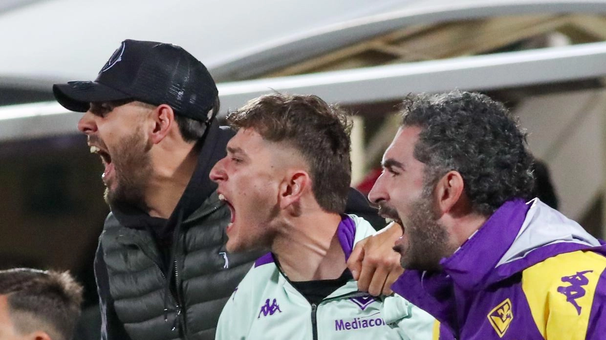 I tifosi viola puntano all'Europa con una vittoria a Udine e sperano in una sconfitta della Lazio. Contestazioni in corso contro il tecnico e la dirigenza. I tifosi viola puntano all'Europa con una vittoria a Udine e sperano in una sconfitta della Lazio. Contestazioni in corso contro il tecnico e la dirigenza.