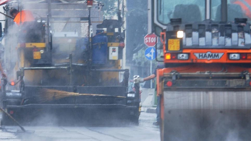 Nuova asfalto in via Burzagli. e nelle frazioni Nuova asfalto in via Burzagli. e nelle frazioni