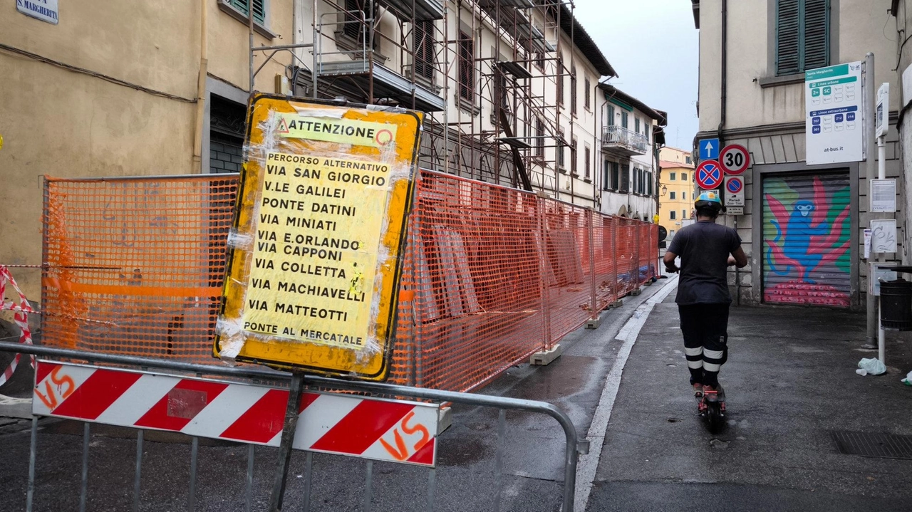 Da oggi scatta il divieto di transito in via Strozzi dall’incrocio con Porta al Serraglio a via Curtatone e via... Da oggi scatta il divieto di transito in via Strozzi dall’incrocio con Porta al Serraglio a via Curtatone e via...