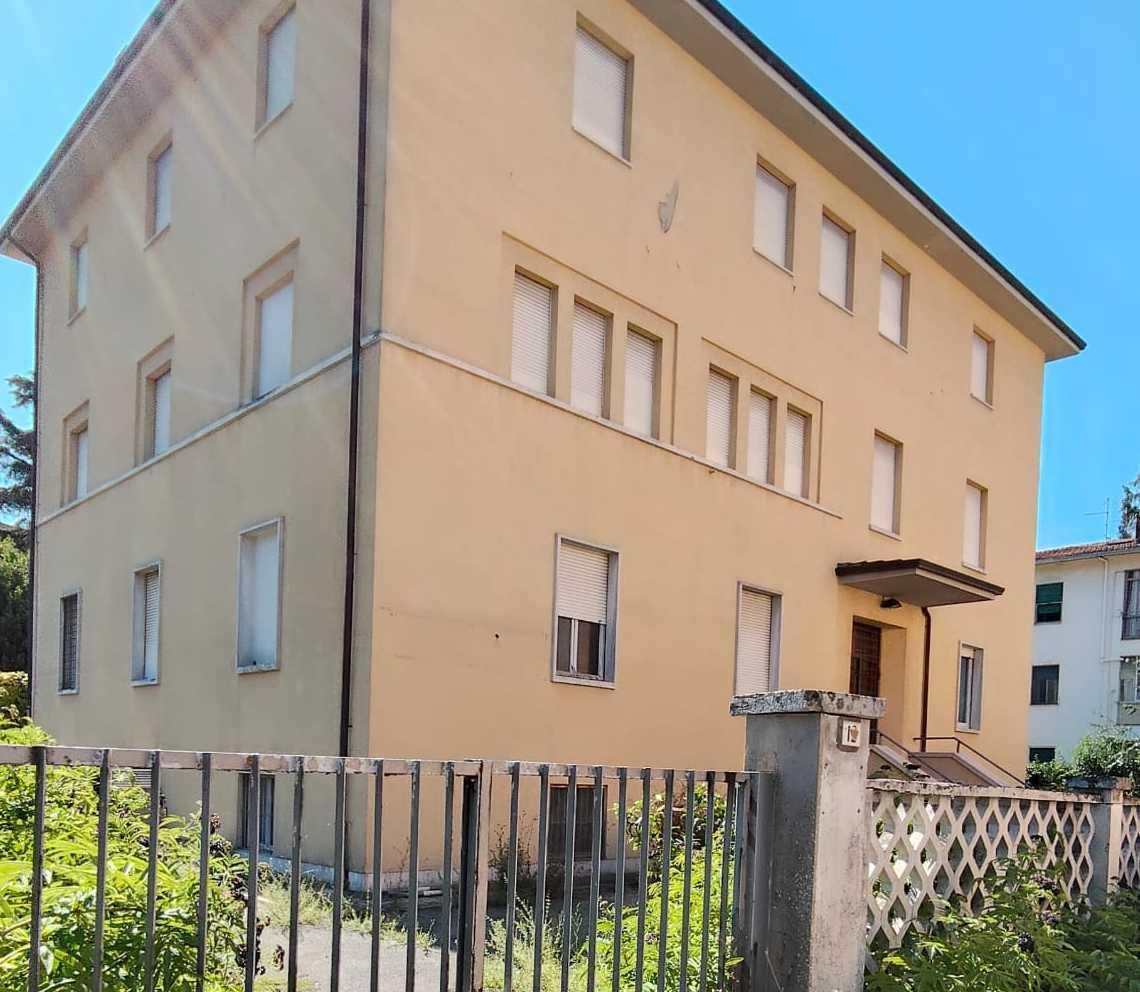https://www.lanazione.it/image-service/view/acePublic/alias/contentid/MTdmYTMyZTQtYTYzMy00/0/bastia-ex-clinica-pelliccioli-dubbi-sulla-rigenerazione.jpeg?f=1.91:1&w=1200