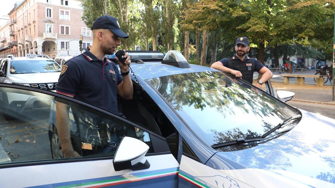 Il nobile gesto di quattro ragazzi: trovano una borsa con 7mila dollari e gioielli e la portano in questura Il nobile gesto di quattro ragazzi: trovano una borsa con 7mila dollari e gioielli e la portano in questura