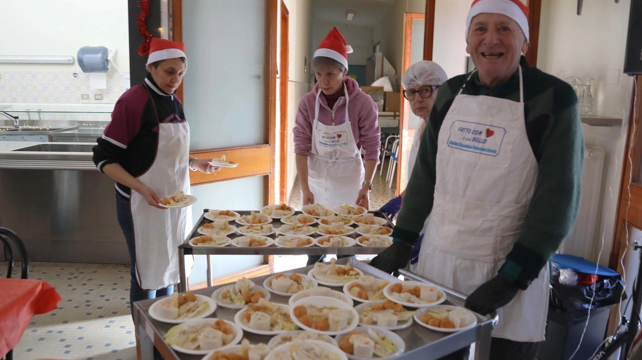 Volontari Caritas preparano il pranzo di Natale Volontari Caritas preparano il pranzo di Natale